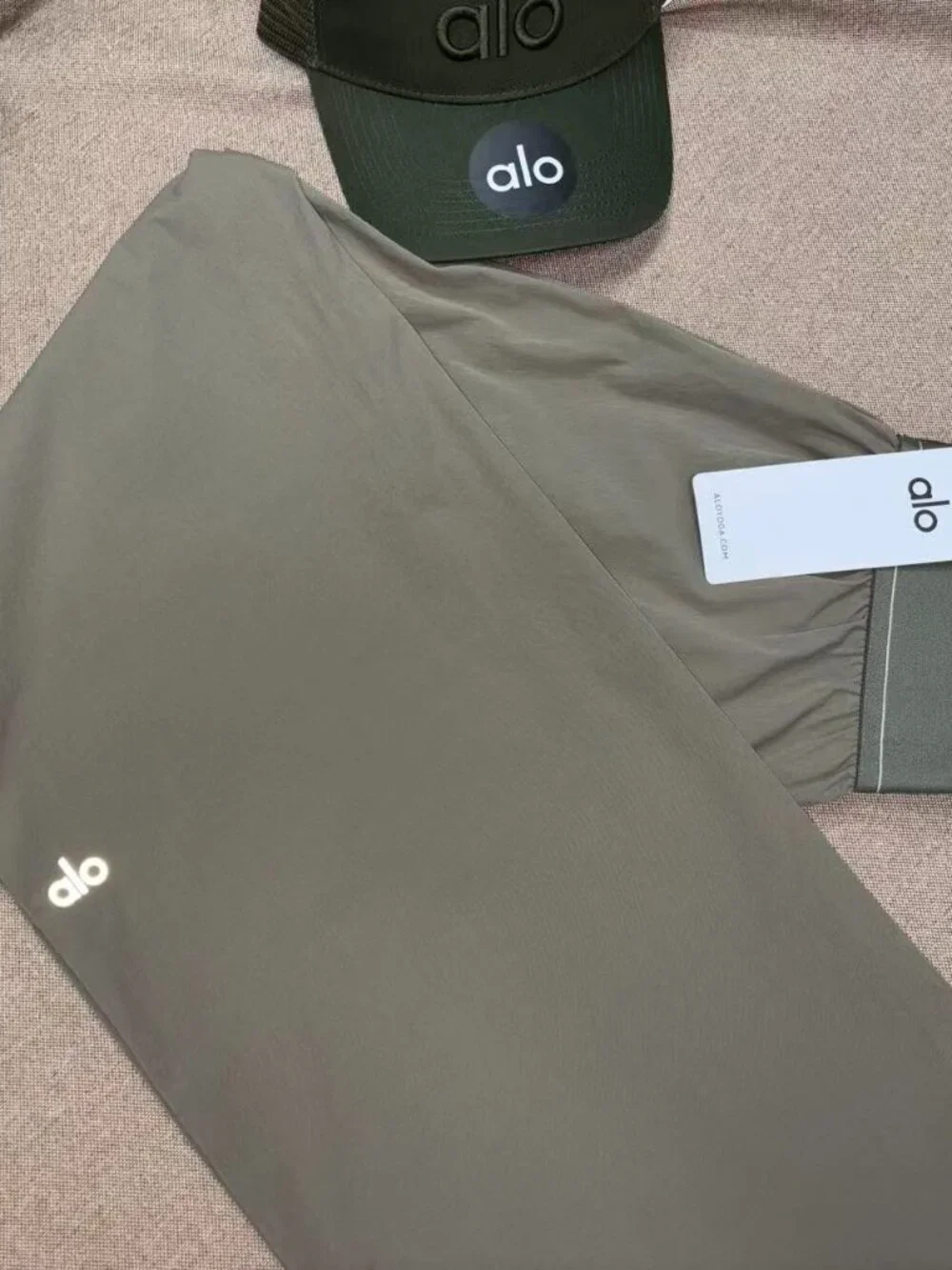 🏝Alo Yoga Suit Up Trouser olive color regular fit 30-inch inseam length 🤍